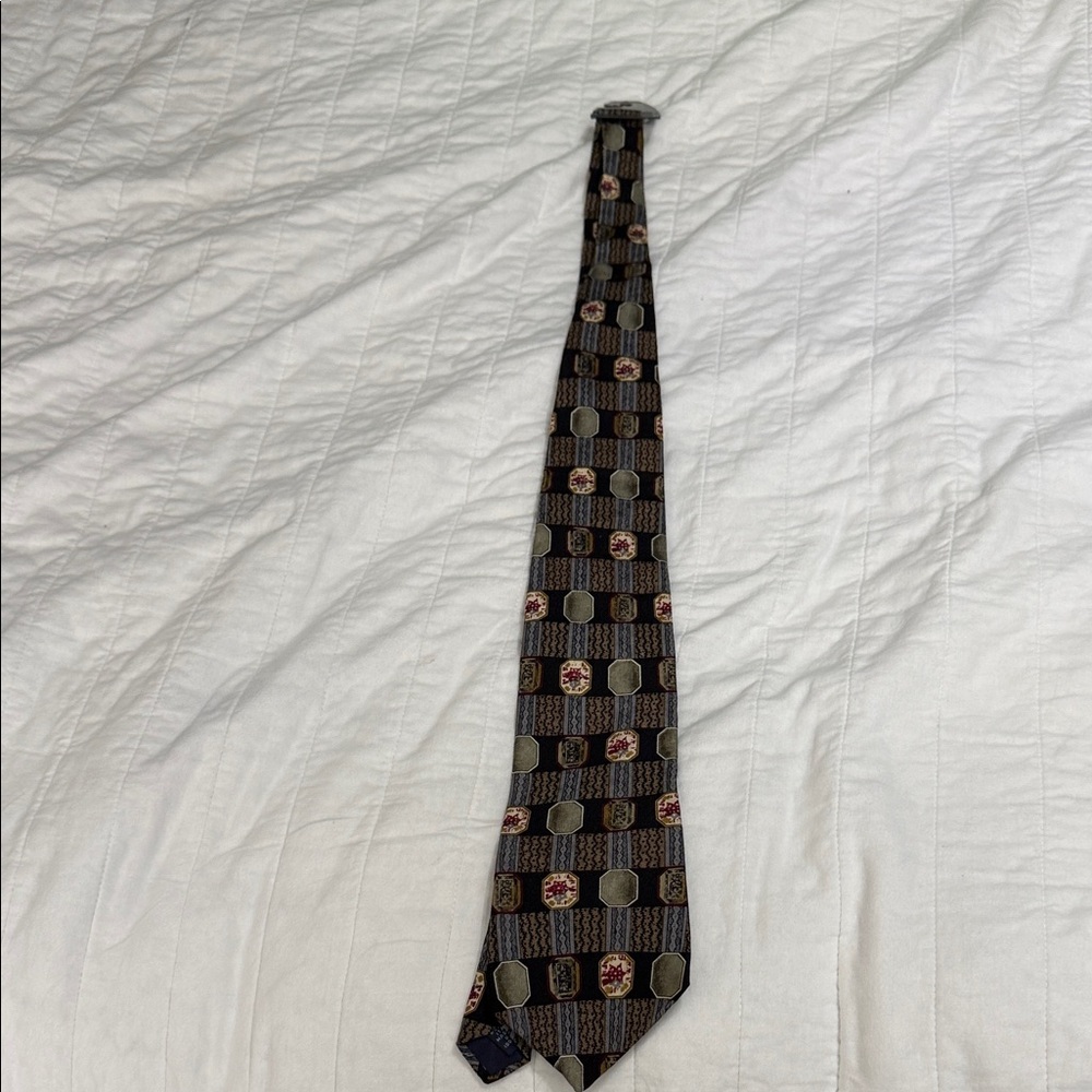 Men's Geometric Medallion Tie in Black and Brown